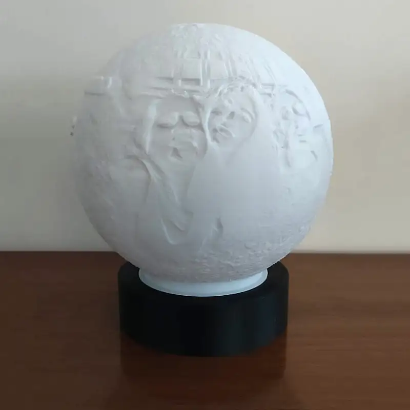 Sfera di PLA bianco a luce spenta: sulla superficie si intravede appena un rilievo